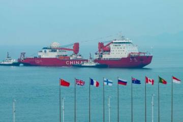 “雪龙”号船停靠青岛 中国第40次南极考察圆满结束